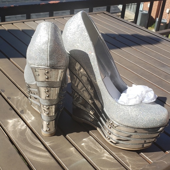 Shoes( both pair included) - Picture 5 of 8